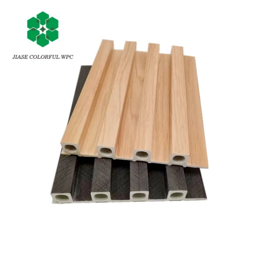 Panneaux de mur d'intérieur de matériaux de PVC et de WPC et de Wpvc décoratifs imperméables composés de plastique en bois de double chargement pour la salle de bains de douche et les plafonds et le plancher